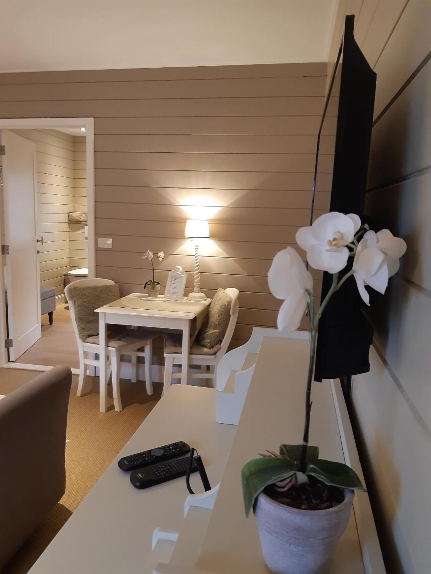 Casa-Cosi, Tourist & Business Suites & Flats With Reserved Parking And Private Terraces In Shared Garden With Seasonal Pool Included, Private Sauna Available Lokeren Exterior foto